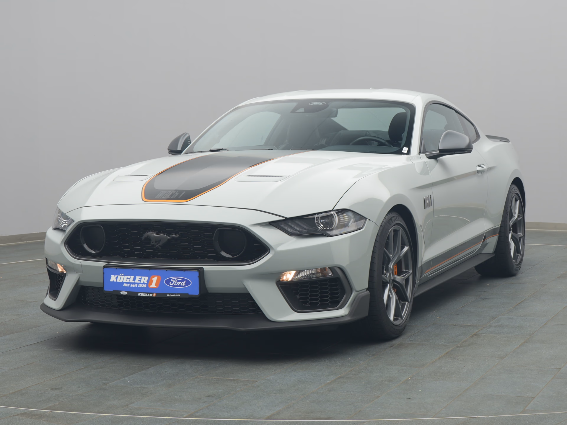 Ford Mustang  in grau