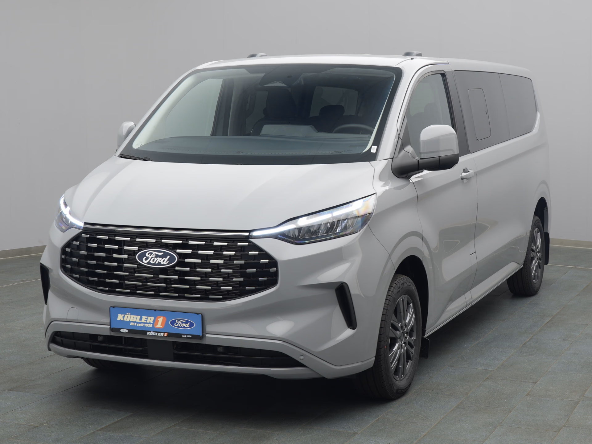 Ford Tourneo Custom Titanium in grau