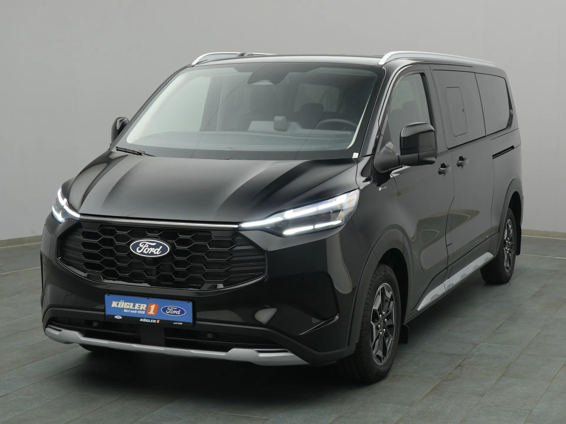 Ford Tourneo Custom in schwarz
