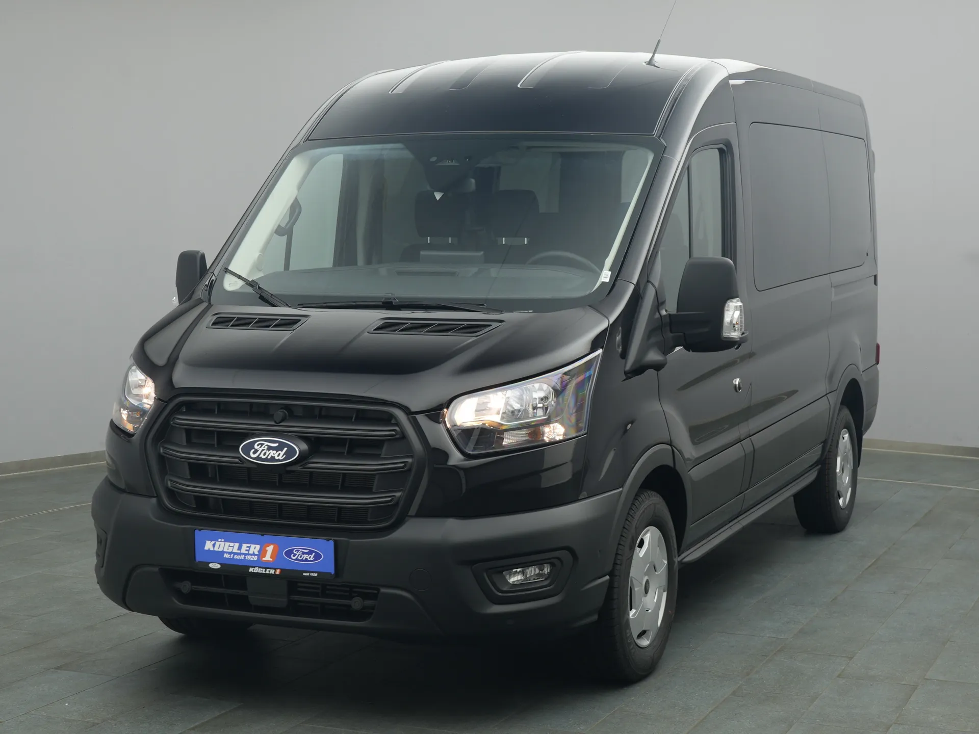 Ford Transit Kombi in schwarz