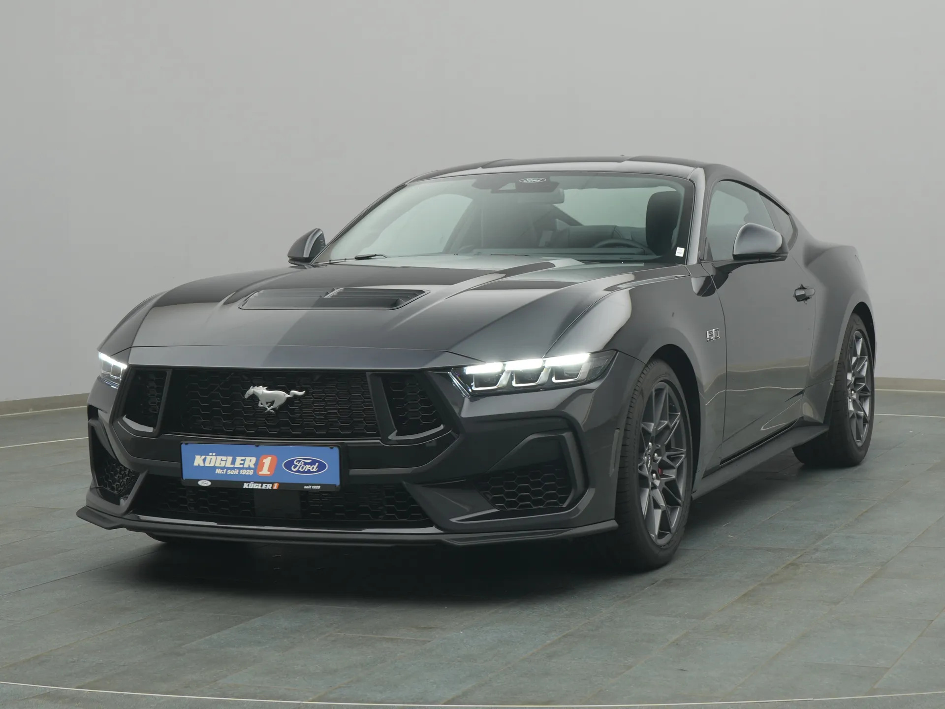Ford Mustang GT in grau