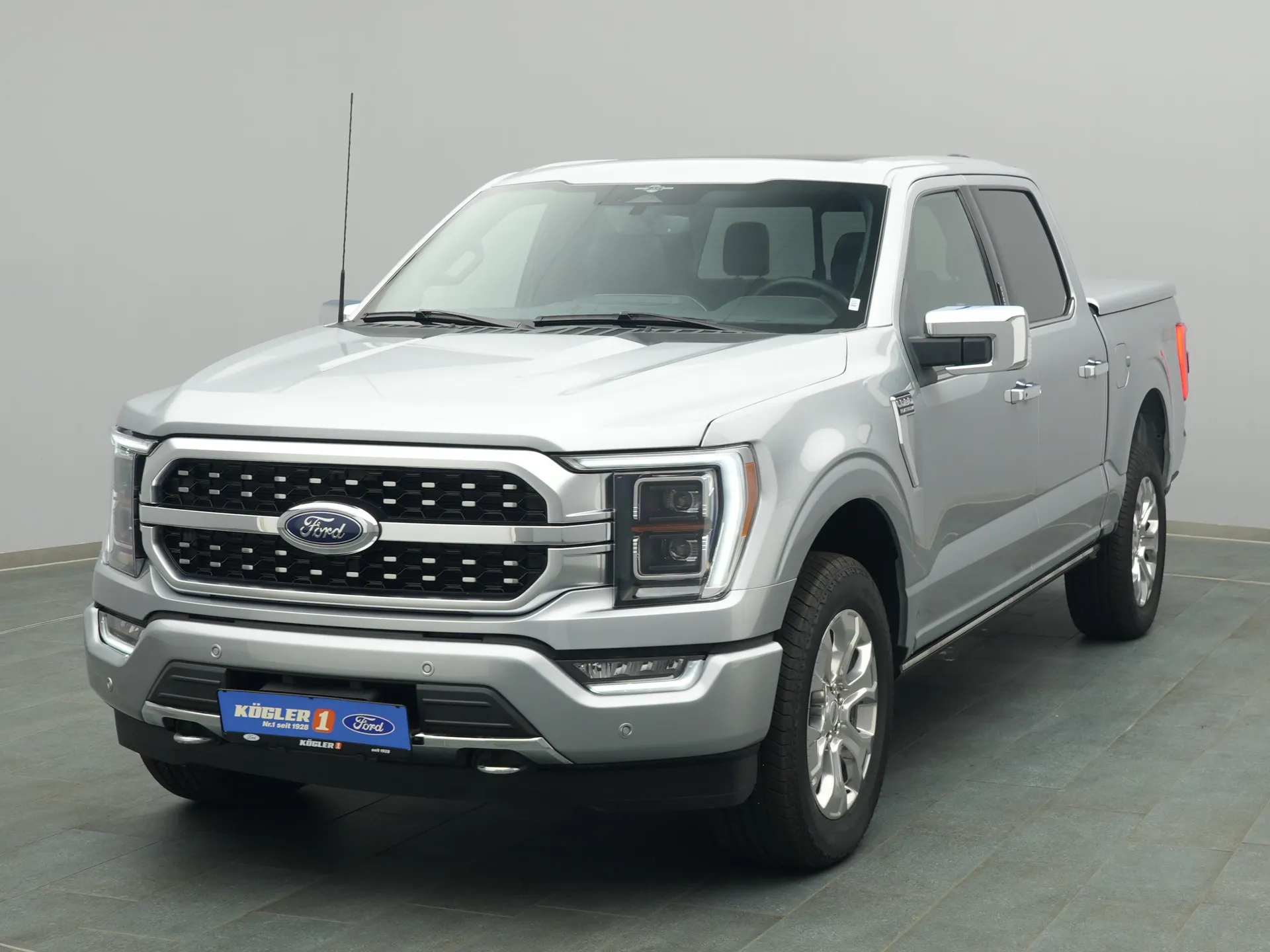Ford F150 Platinum in silber