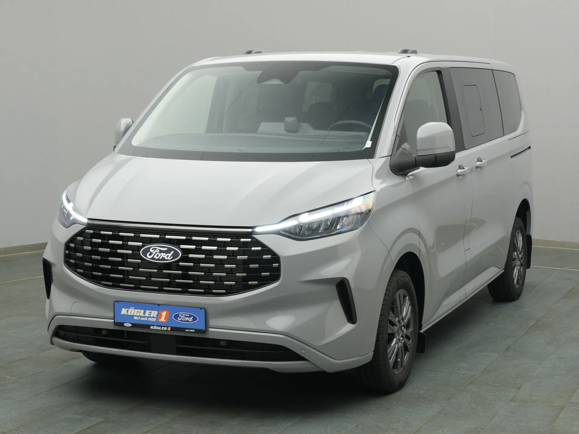 Ford Tourneo Custom in grau