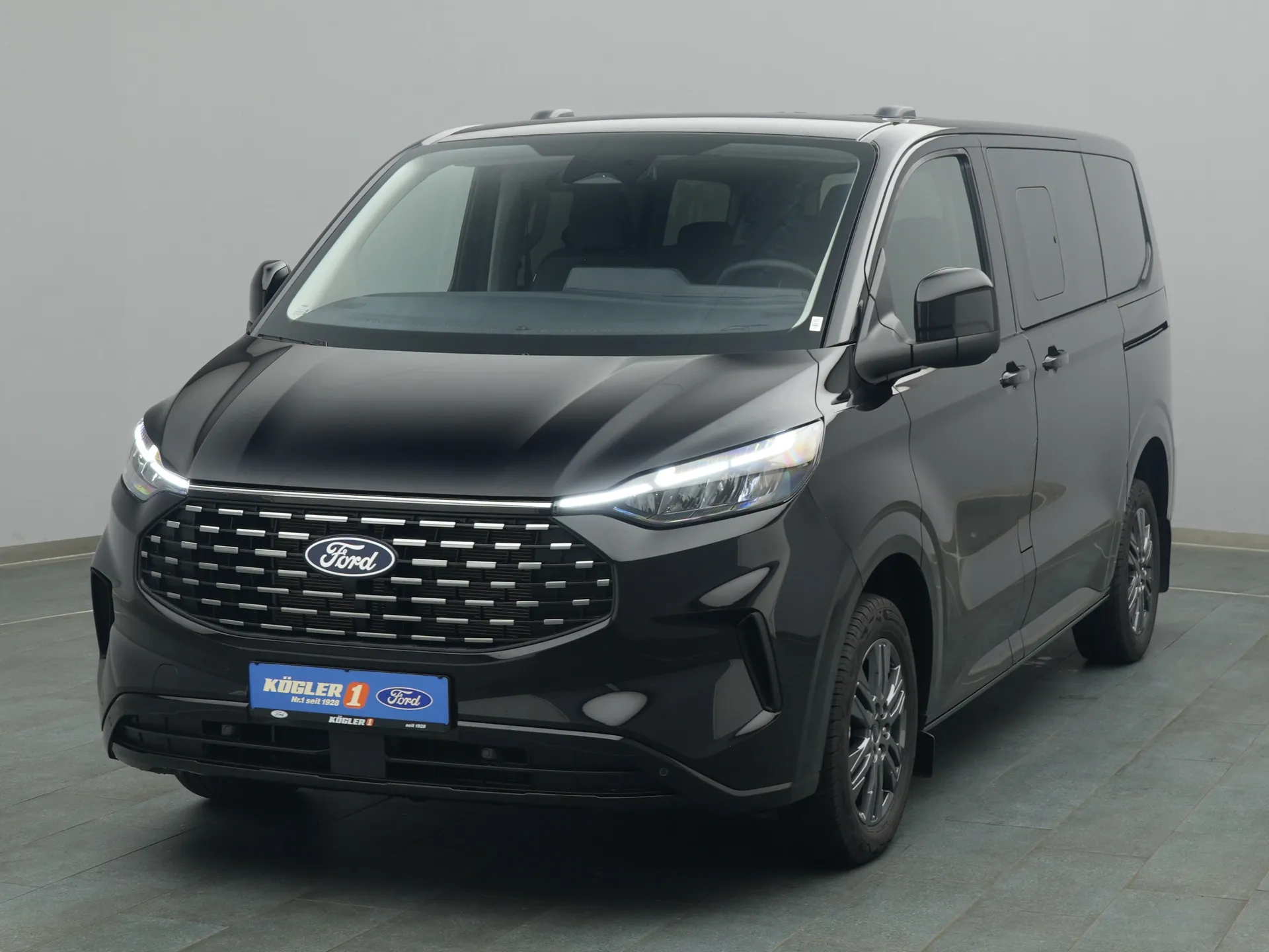 Ford Tourneo Custom in schwarz