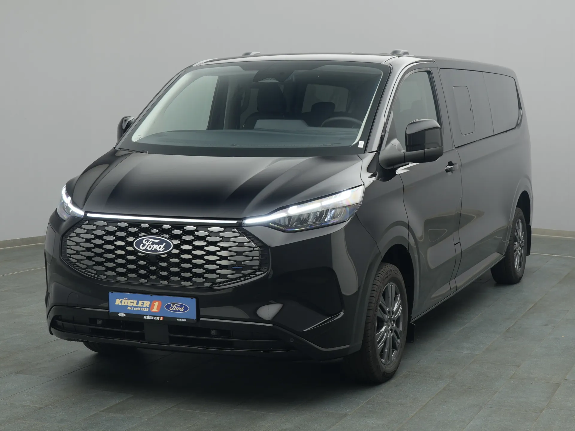 Ford E-Tourneo Custom Kombi in schwarz
