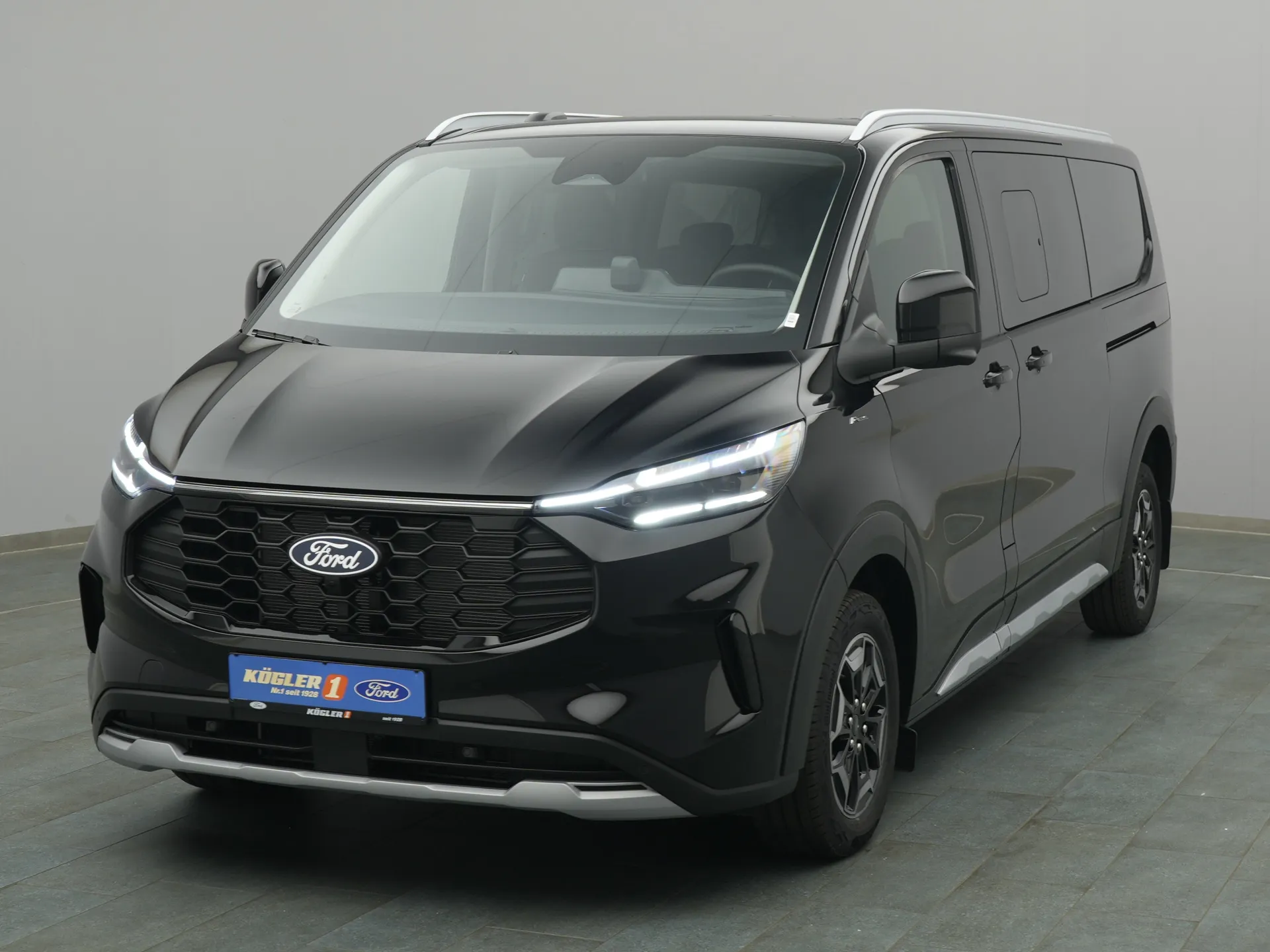 Ford Tourneo Custom in schwarz
