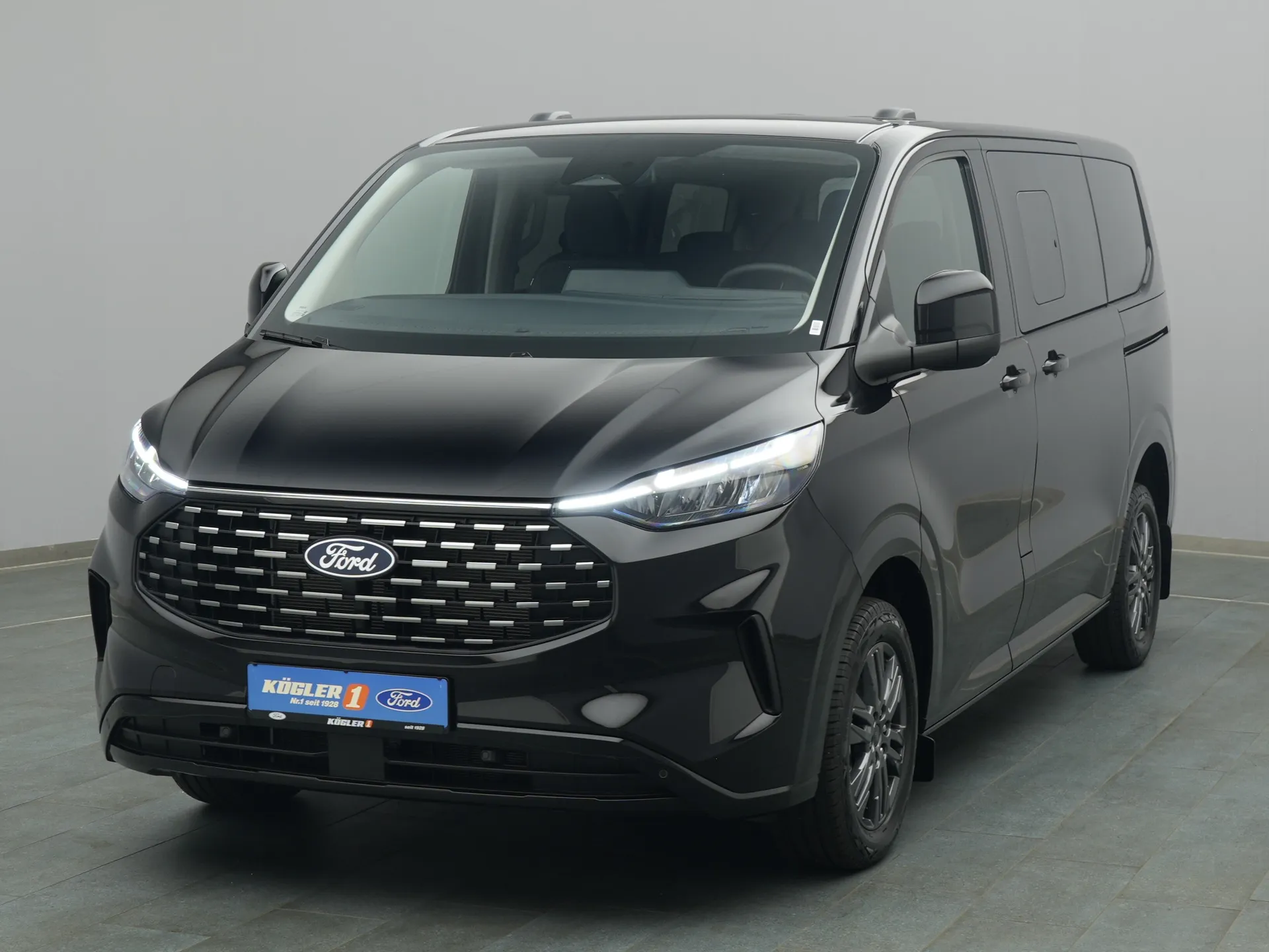Ford Tourneo Custom Titanium in schwarz