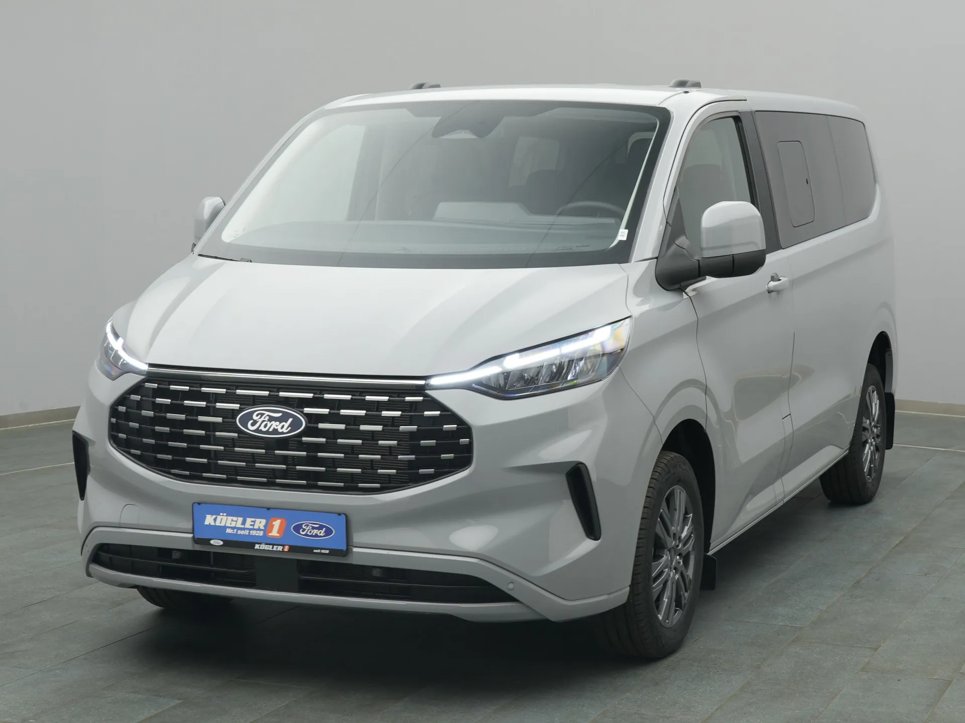 Ford Tourneo Custom Titanium in grau