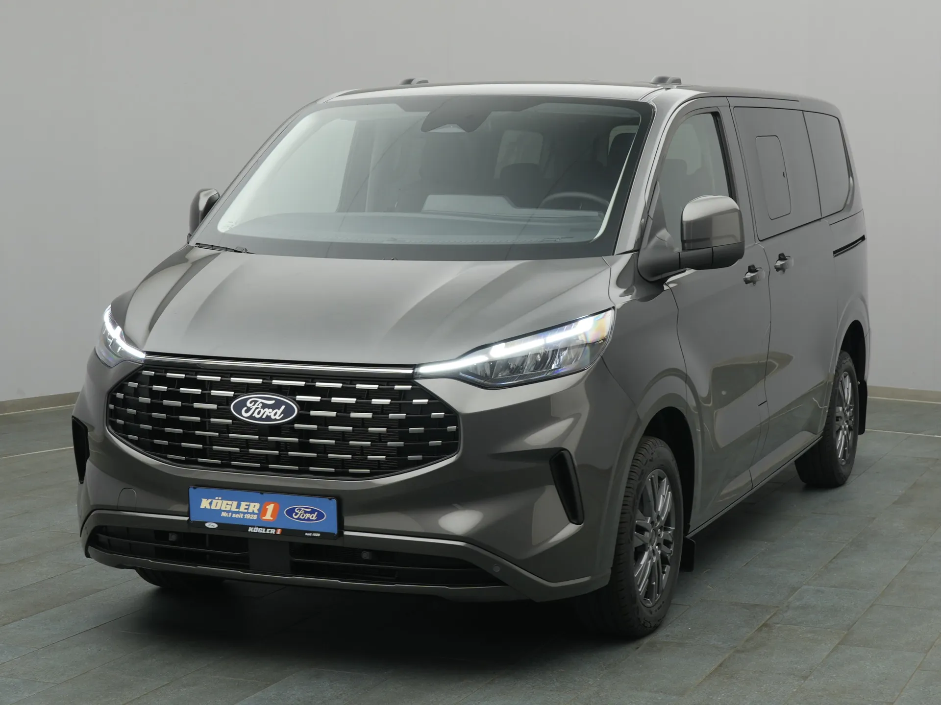 Ford Tourneo Custom in grau