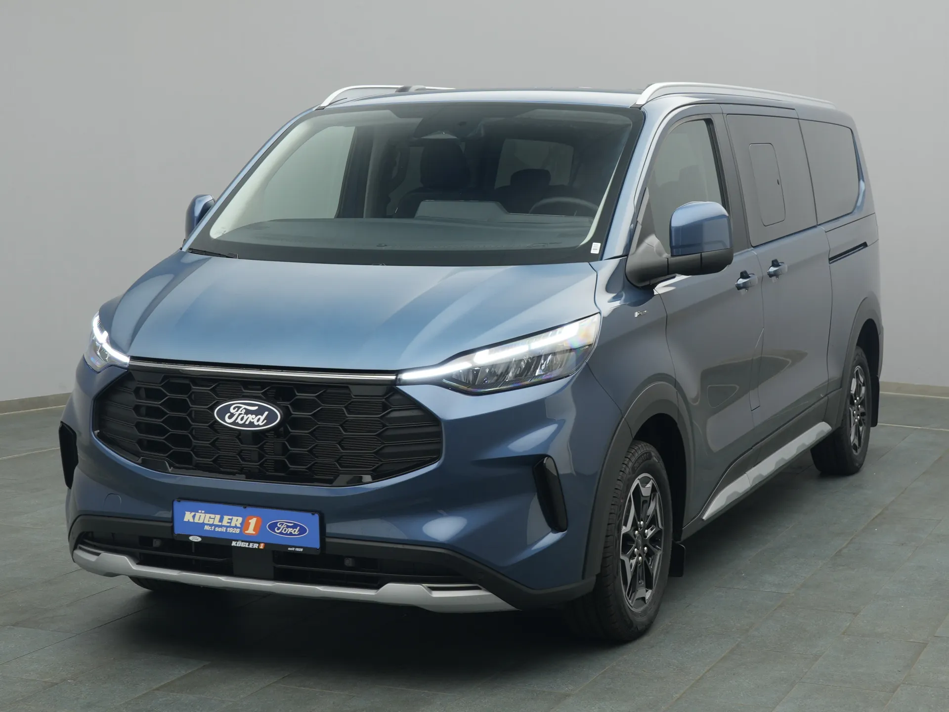 Ford Tourneo Custom Active in blau
