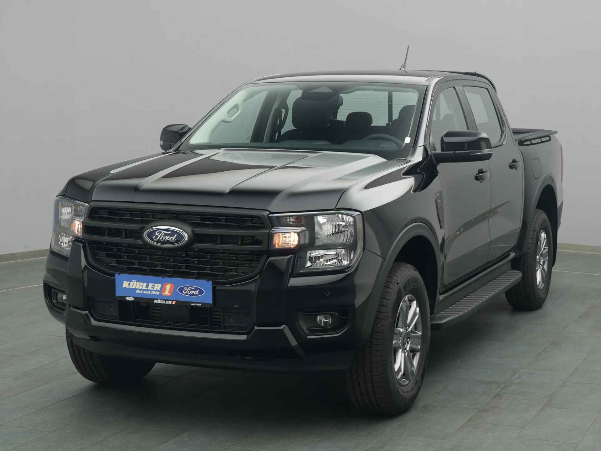 Ford Ranger DoKa XLT in schwarz