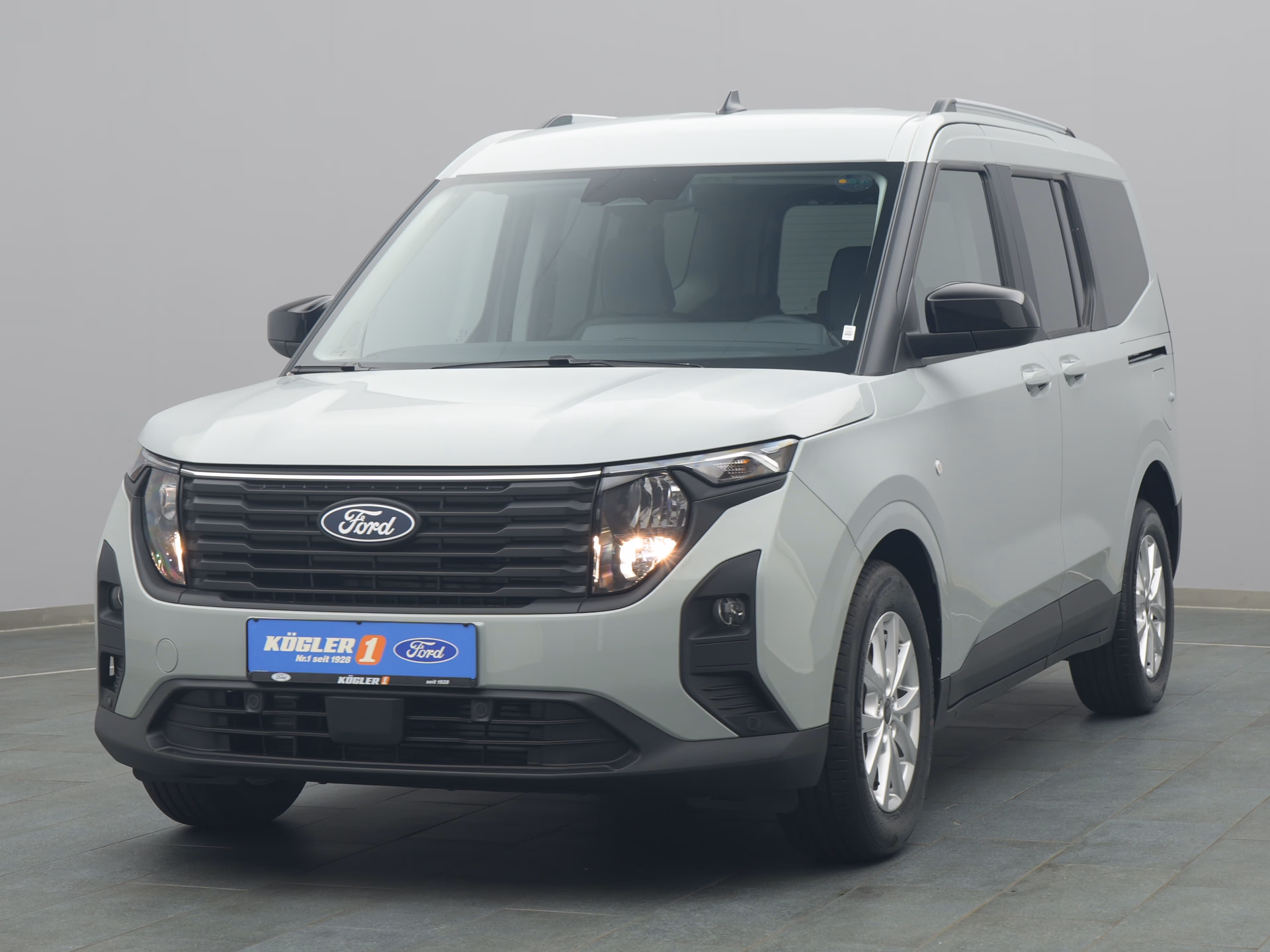 Ford Tourneo Courier Titanium in grau