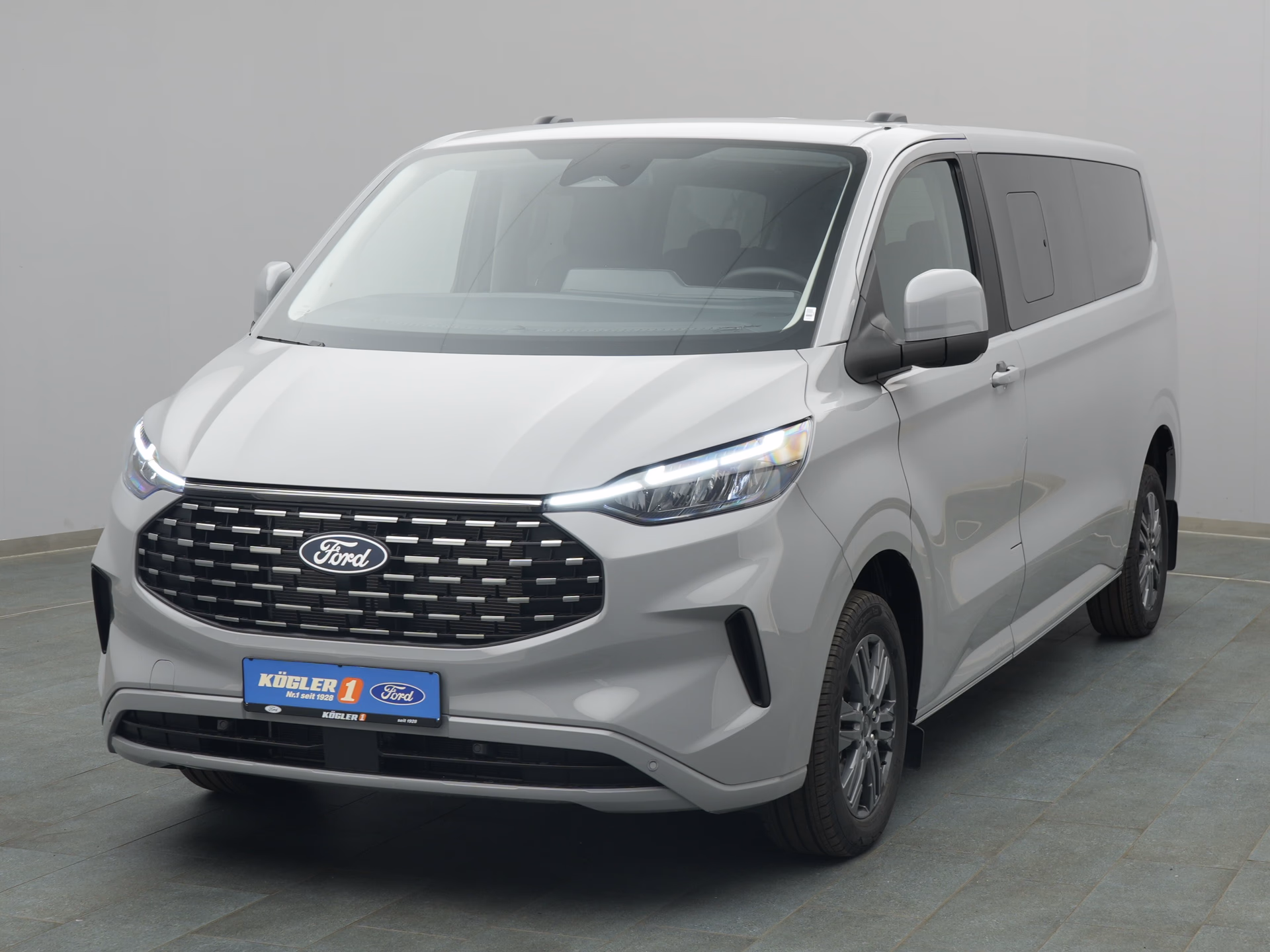Ford Tourneo Custom Titanium in grau