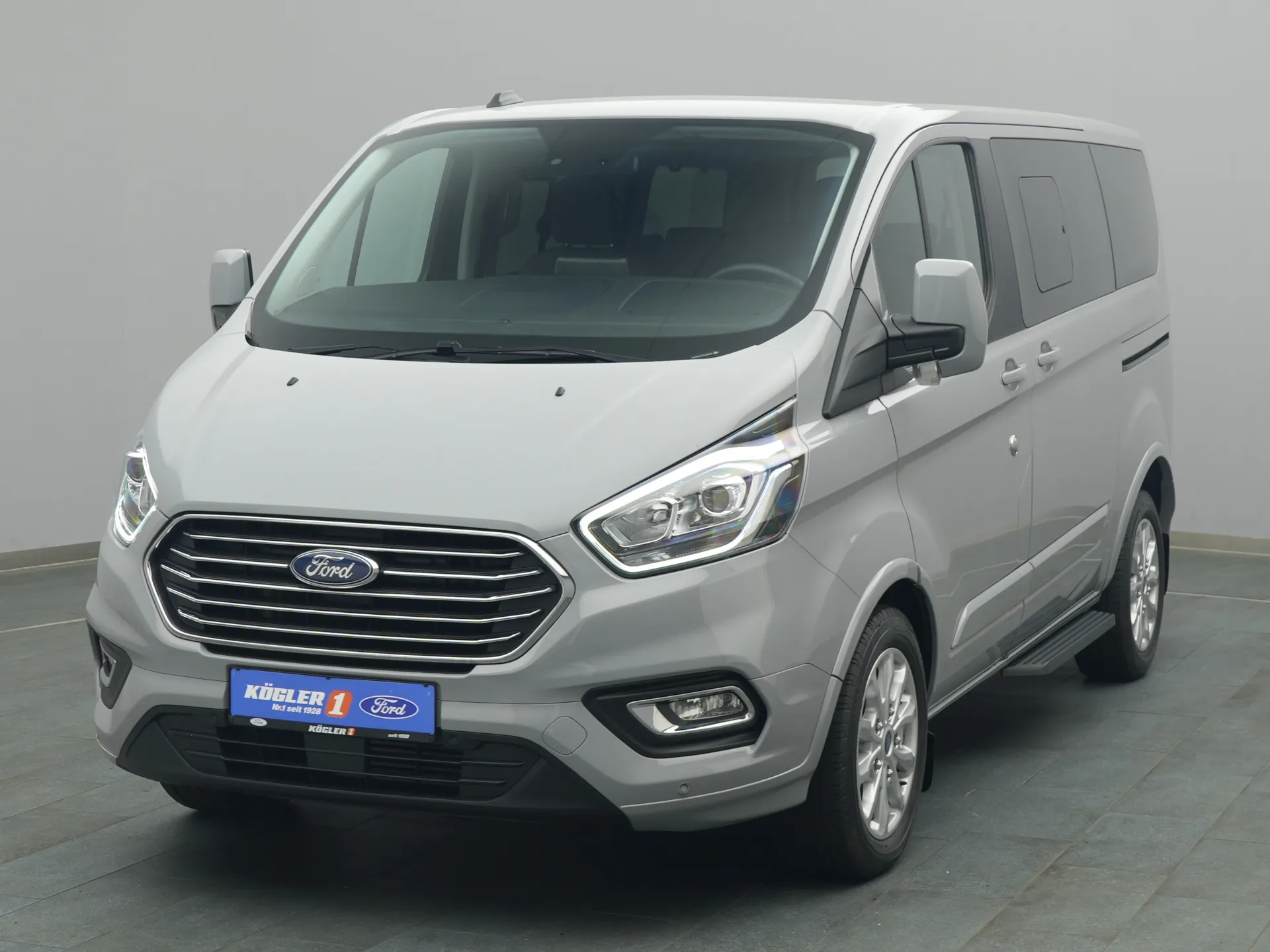 Ford Tourneo Custom in grau