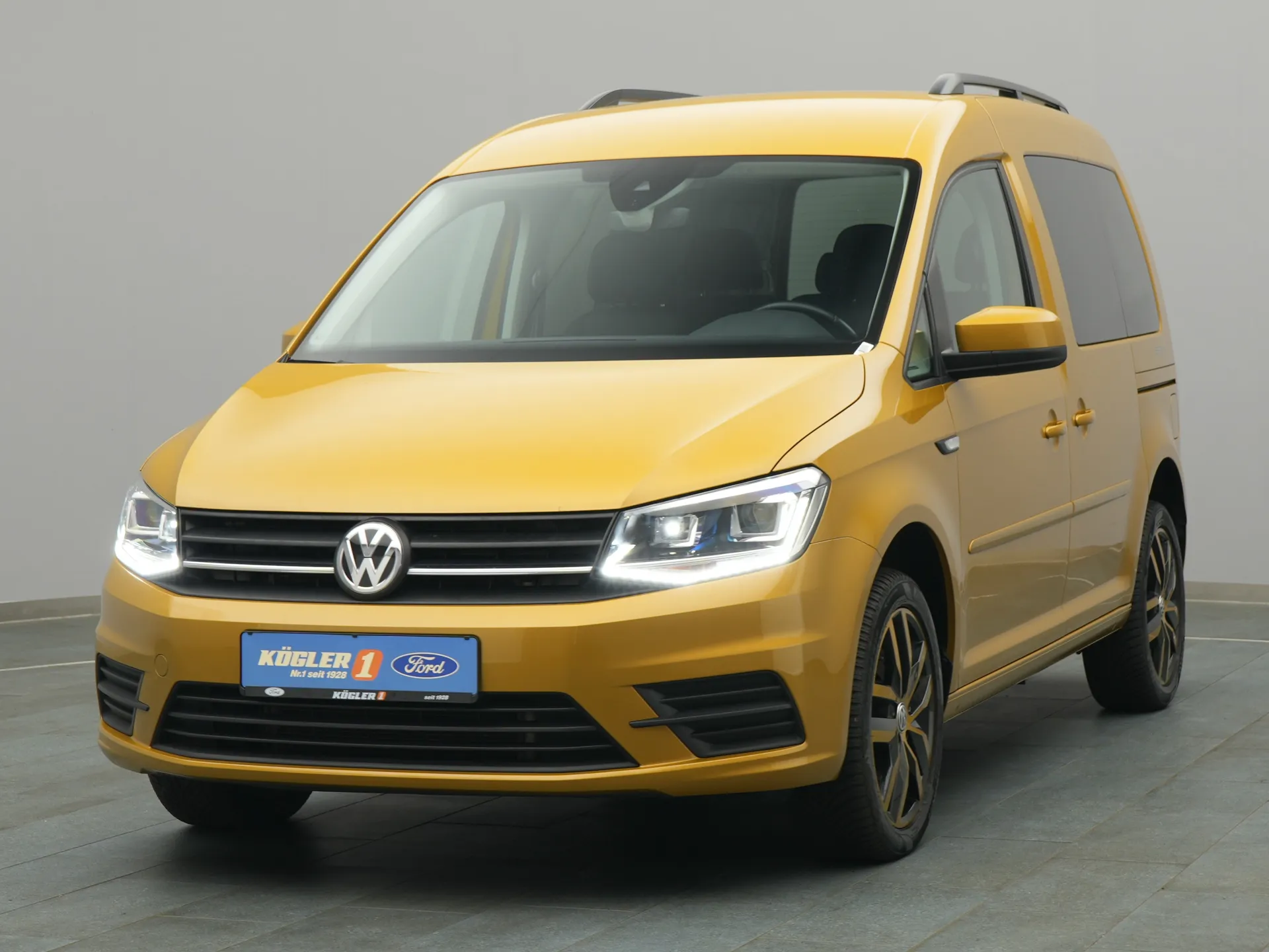 VW Caddy in gelb