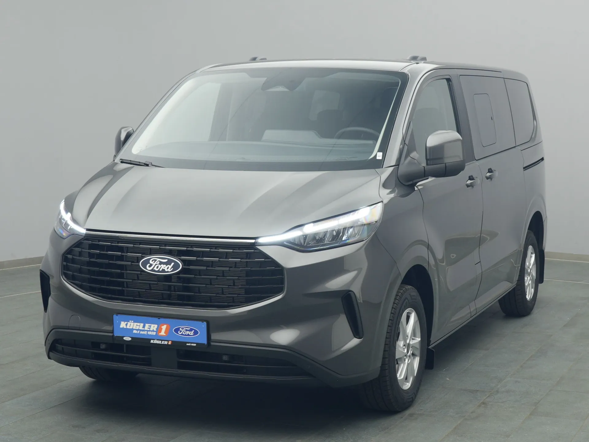 Ford Tourneo Custom Trend in grau