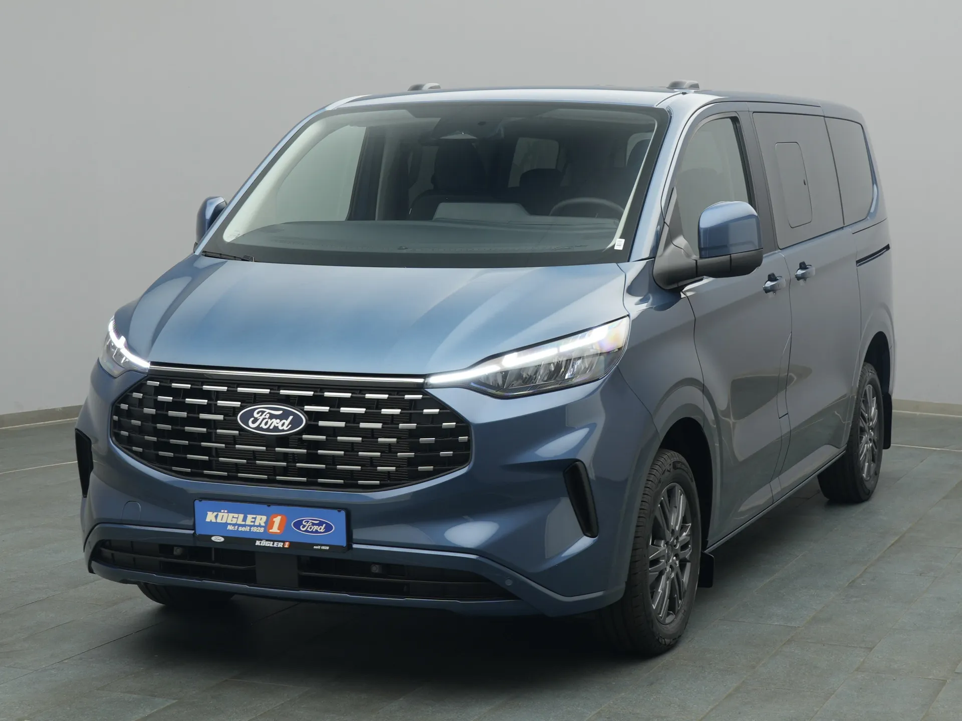 Ford Tourneo Custom Titanium in blau