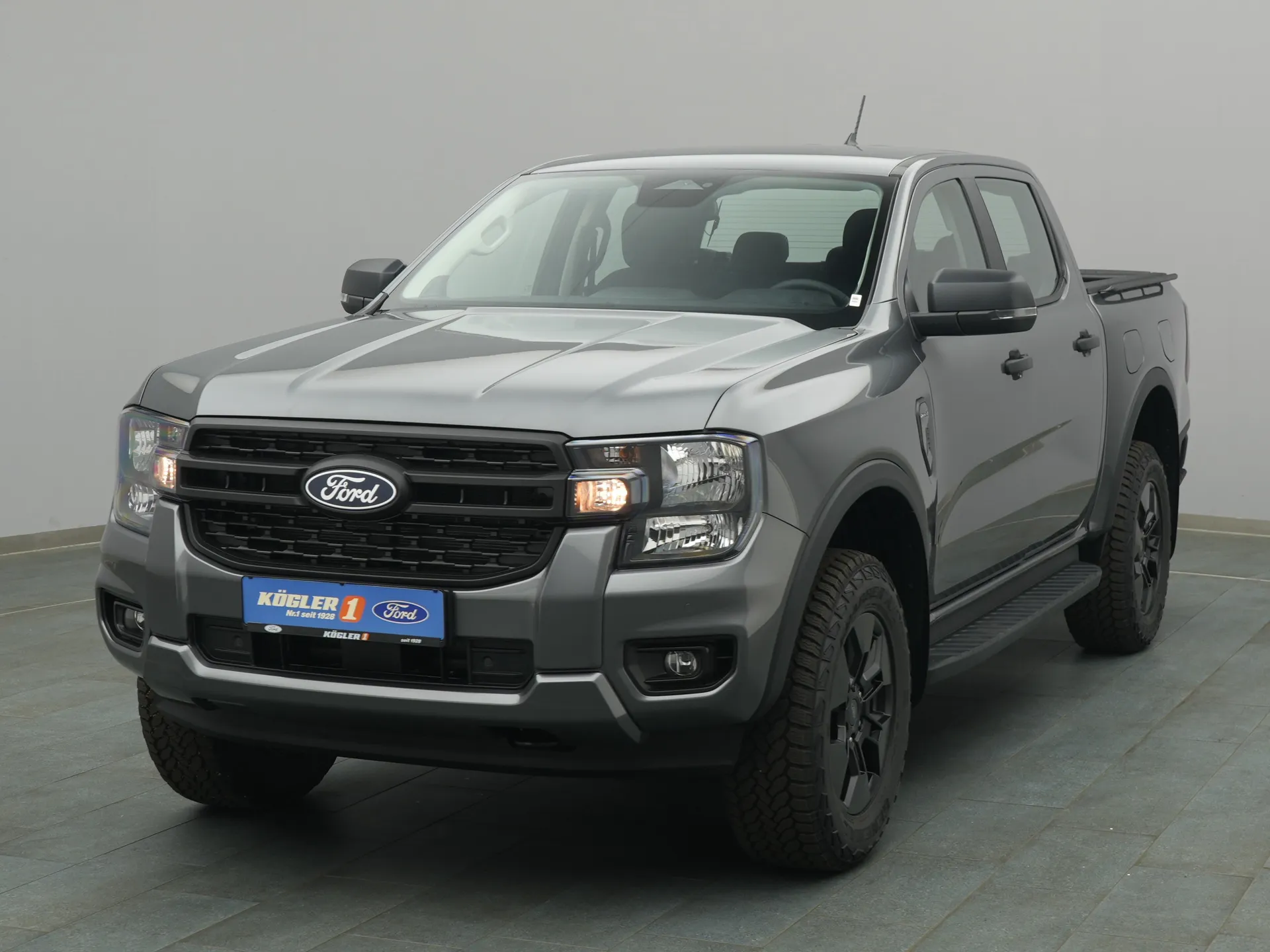 Ford Ranger DoKa XLT in grau