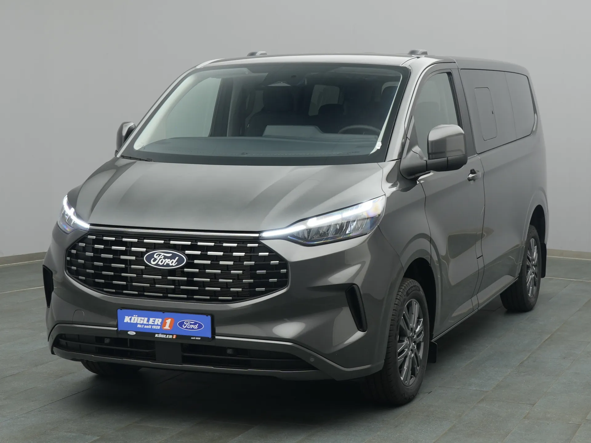 Ford Tourneo Custom Titanium in grau