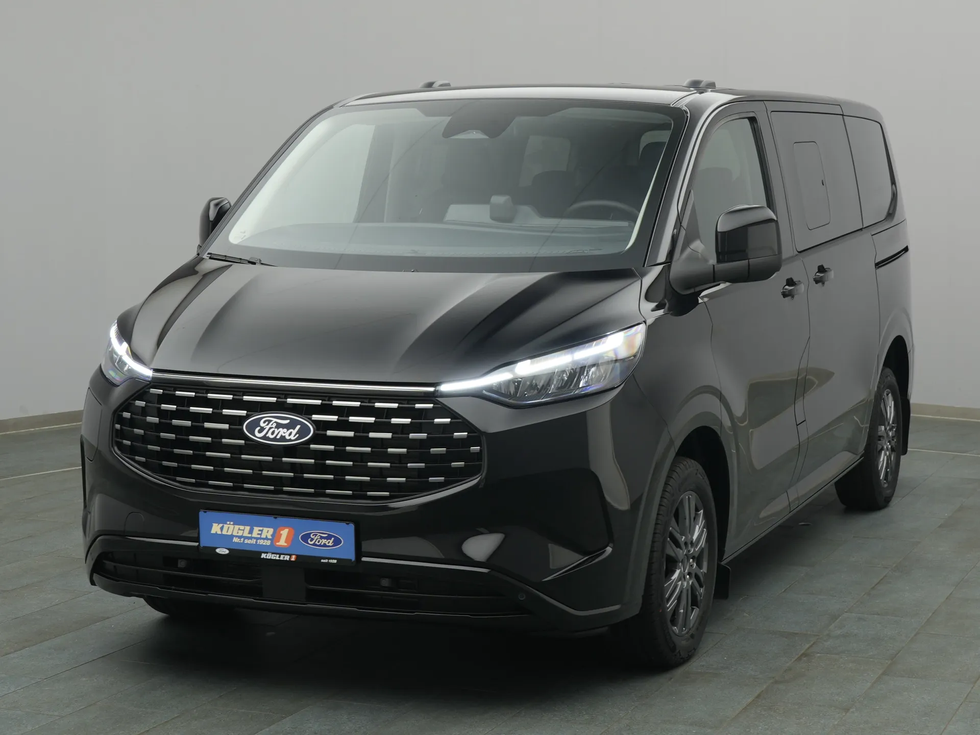 Ford Tourneo Custom in schwarz