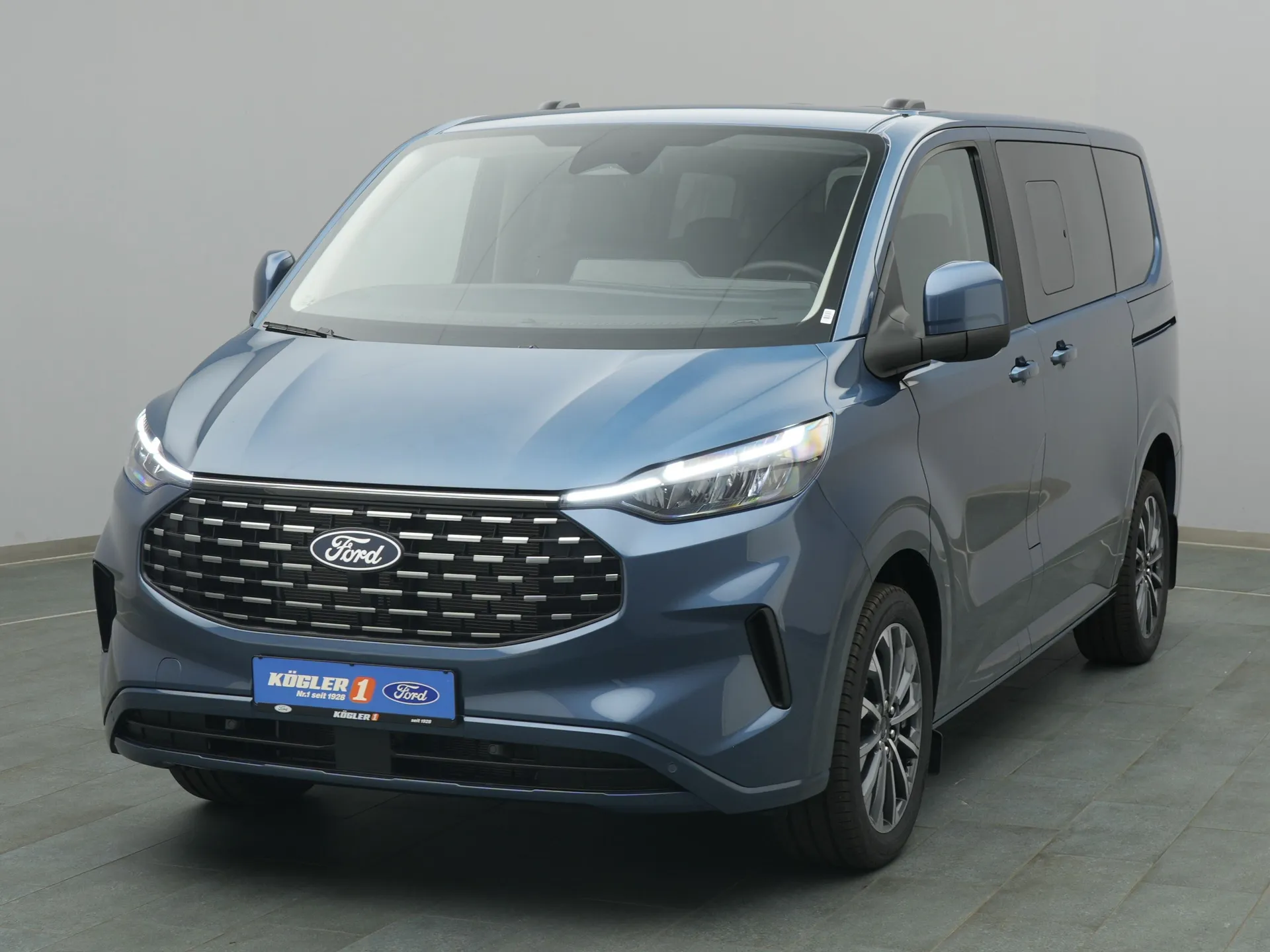 Ford Tourneo Custom Titanium in blau