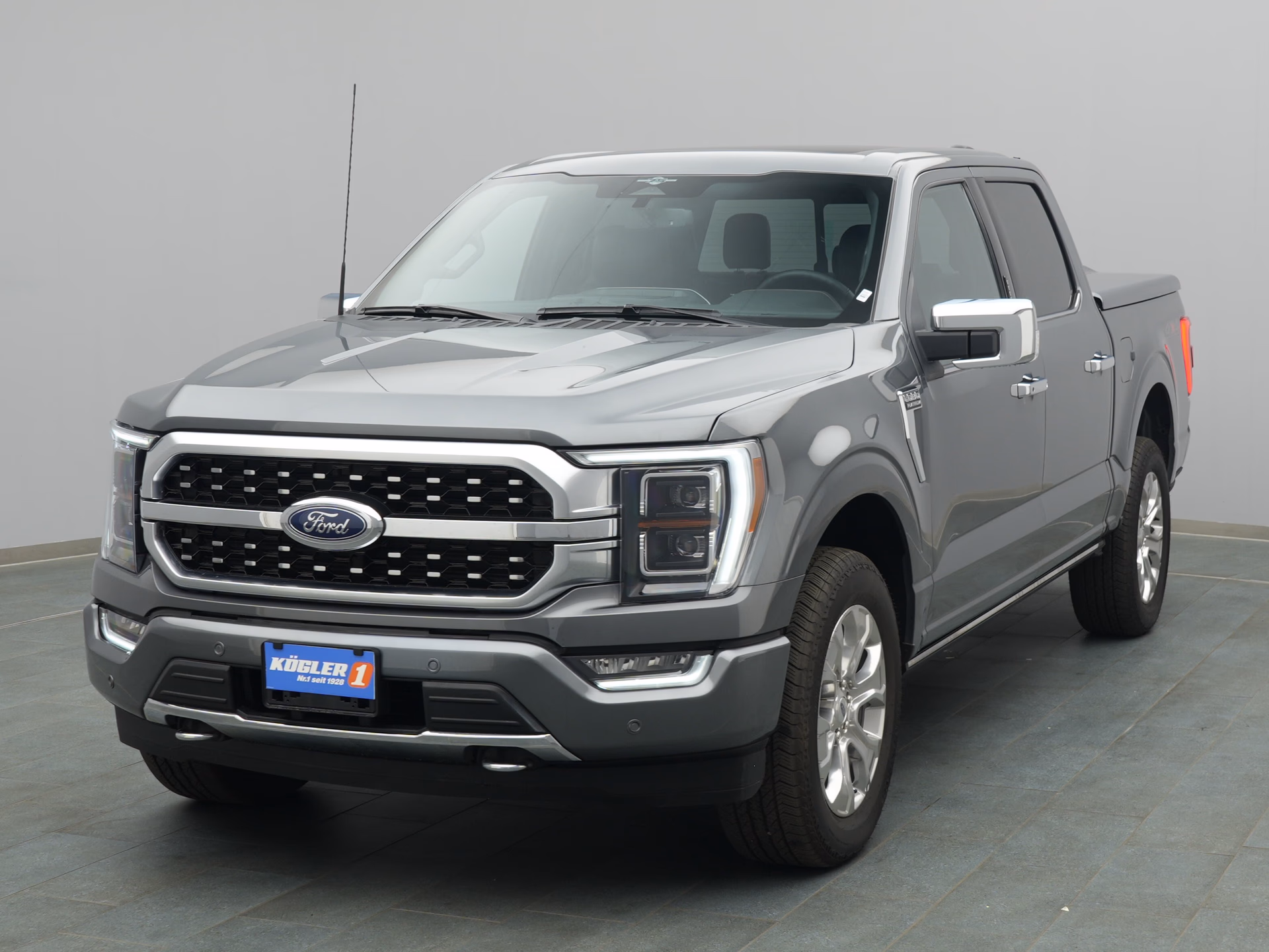 Ford F150 Platinum in grau