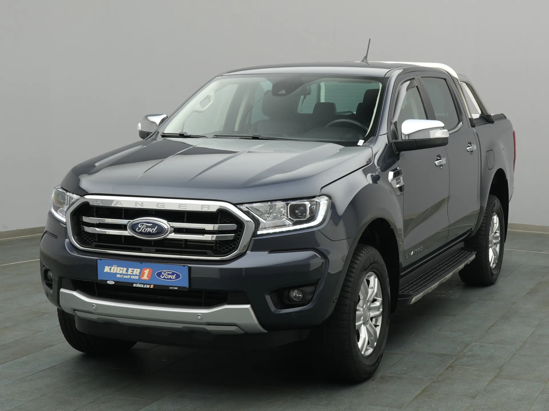 Ford Ranger DoKa Limited in grau