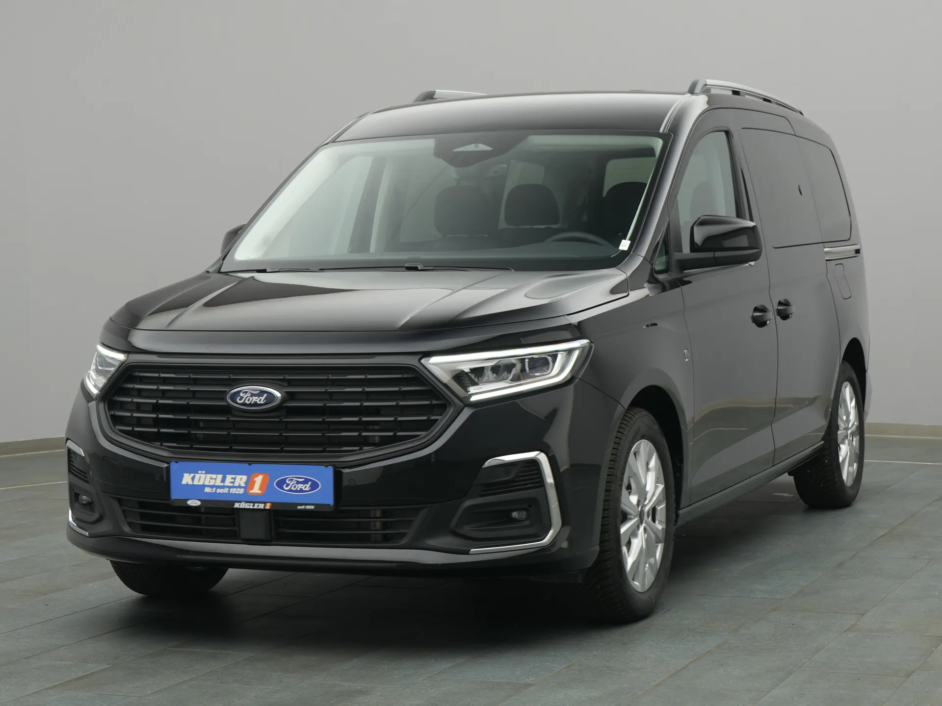 Ford Grand Tourneo in schwarz