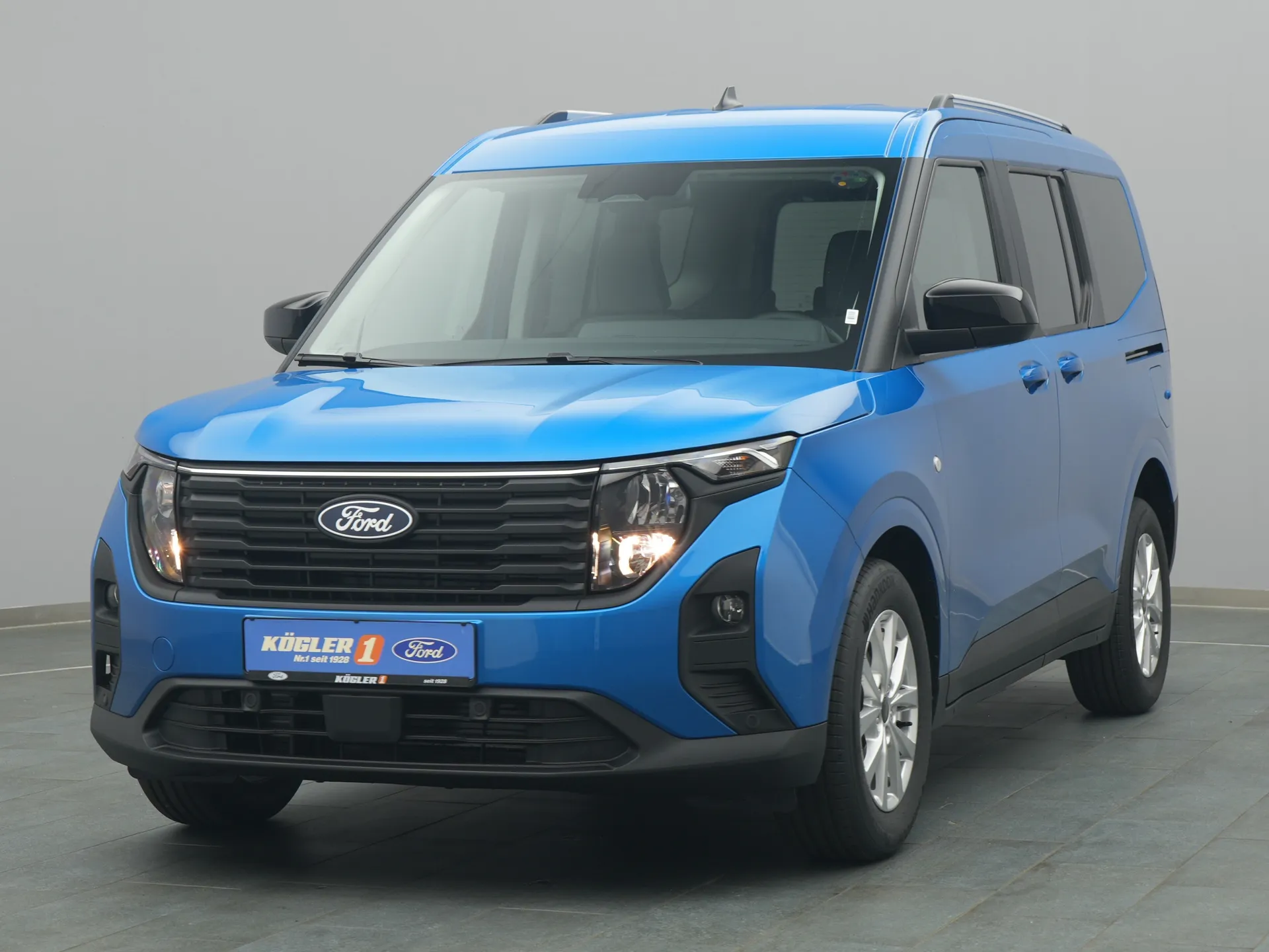 Ford Tourneo Courier Titanium in blau