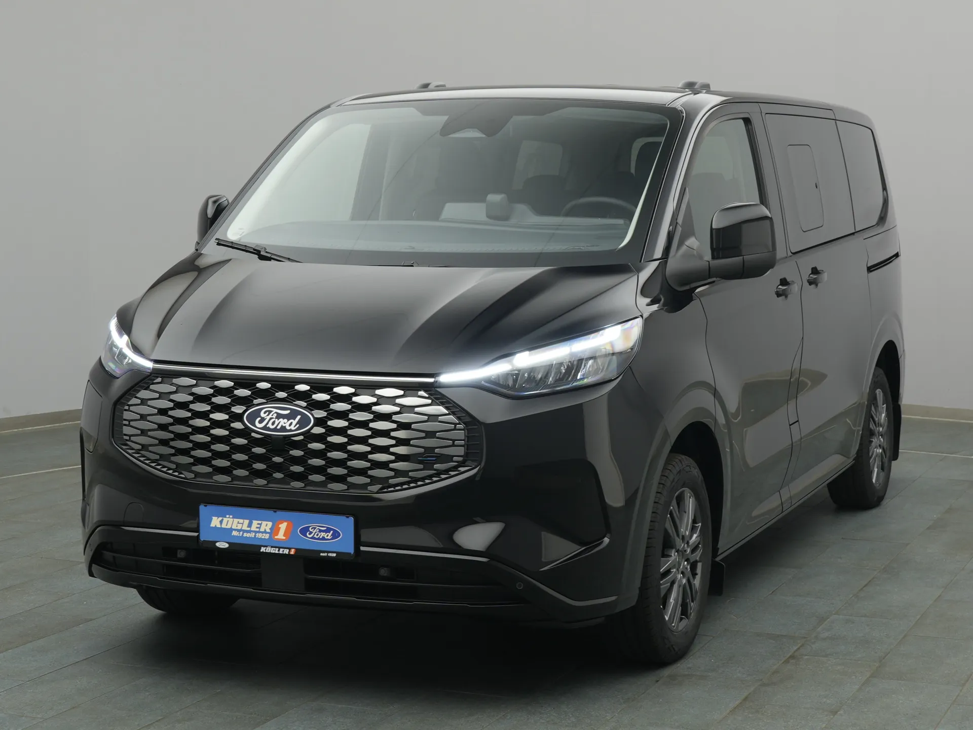 Ford E-Tourneo Custom in schwarz